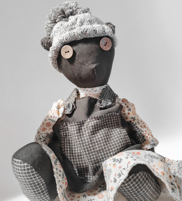 Poupée fille en coton robe avec tablier et bonnet tricoté à la main