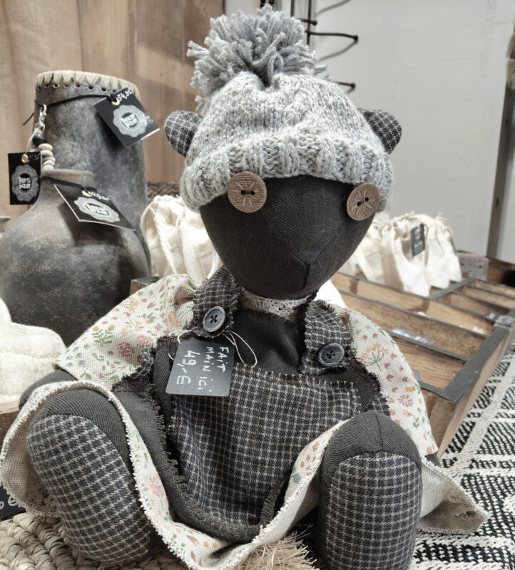 Poupée fille en coton robe avec tablier et bonnet tricoté à la main